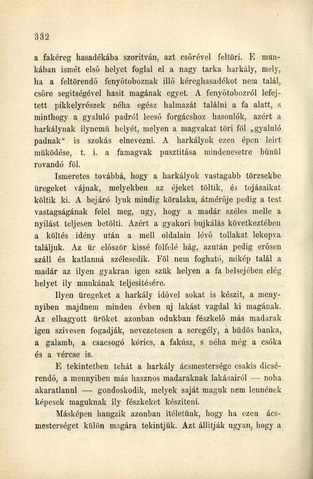 a fakéreg hasadékába szorítván, azt csőrével feltöri.