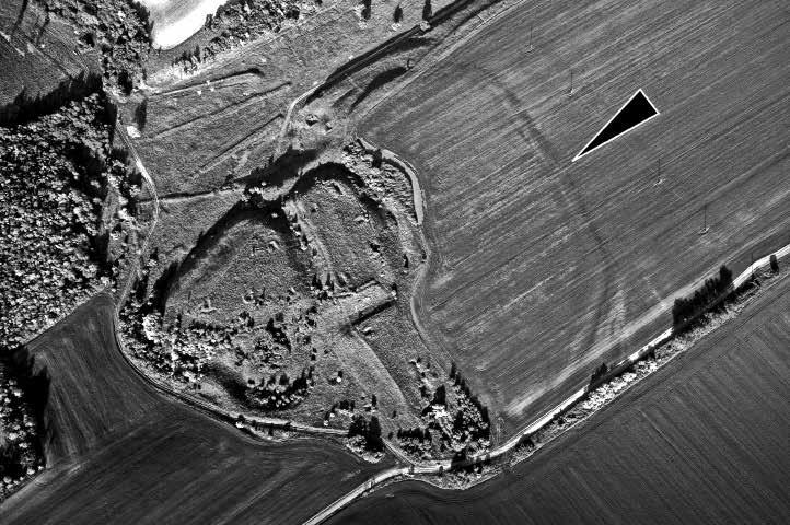 kép: Eredeti légi felvételen, valamint a képszegmentálás után azonosítható jelenségek a cserdi lelőhelyen (PLT