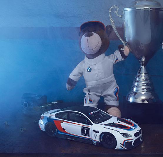 Anyag: egészségre ártalmatlan műanyag. Fehér 80 93 2 413 198 BMW Motorsport Teddy mackó figura. Teddy mackót mintázó, plüss anyagból készült kulcstartóvagy táskadísz.