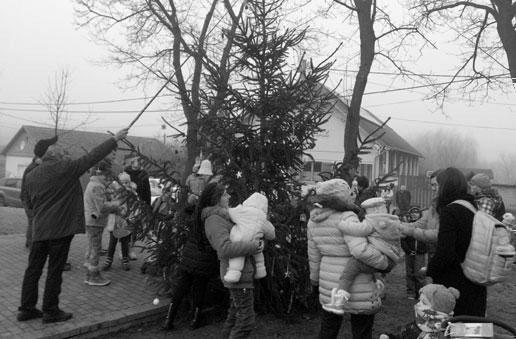 A gyermekek örömére már hó is esett, építettek is sok-sok hóembert, s ót hóból várat is. December 6-án egész nap az ablakot lesték a gyerekek.