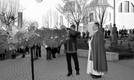 A második vasárnap, december 10-én főtisztelendő Nagyidai Zsolt plébános tartott beszédet és az Általános Iskola Énekkara, a Kicsinyek Kórusa énekelt az egybegyűlteknek.