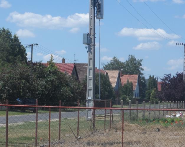 szerinti, utcára merőleges, helyenként kisméretű tetőteres lakóházak