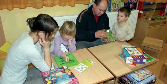 Az öreg vastorony tövében (Cikkünk folytatása a címoldalról.) Egy 1400 fős csarnok tömött lelátói előtt, kitartó tapsok, hatalmas ovációk között zajlott az éjszakába nyúló versenysorozat.