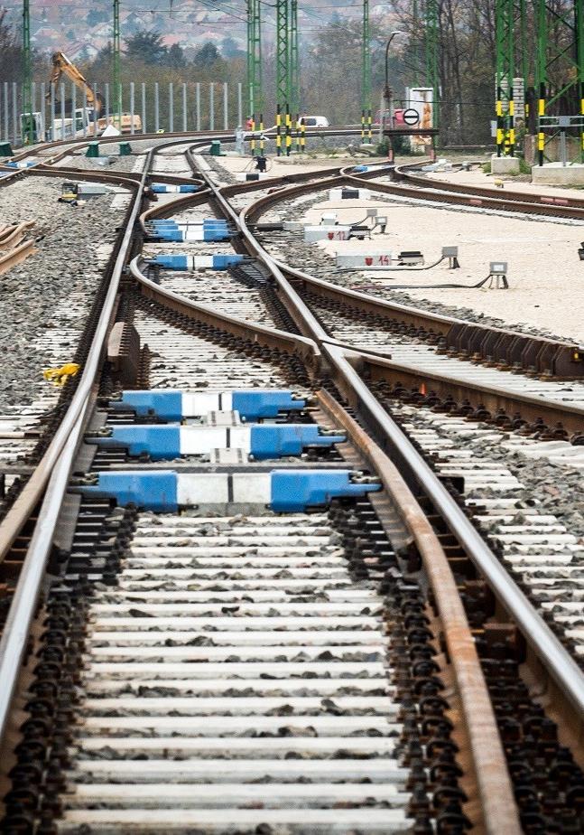 Vasút - fejlesztéspolitikai célok Megyei jogú városok vasúti megközelítésének gyorsítása, menetrend alapú infrastruktúrafejlesztéssel Budapest és térsége vasúti infrastruktúra fejlesztése, különös