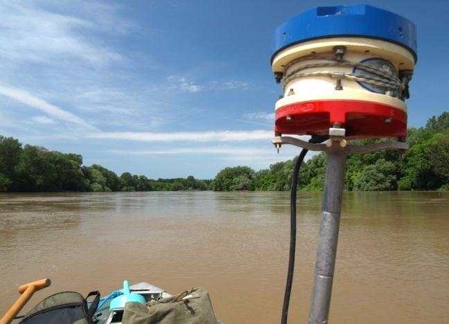 A B 32. ábra: Az ADCP Rio Grande és az RTK műszer az adatgyűjtés során.