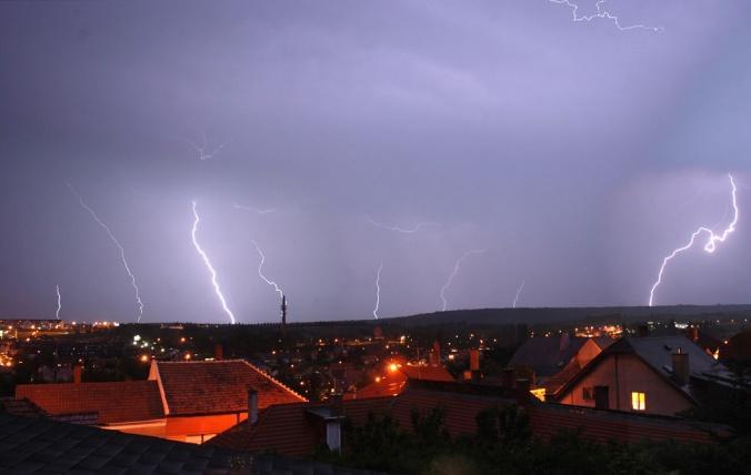 elektronok és ionok mennyiségével arányos Diszperzív közeg, azaz a hatása frekvenciafüggő