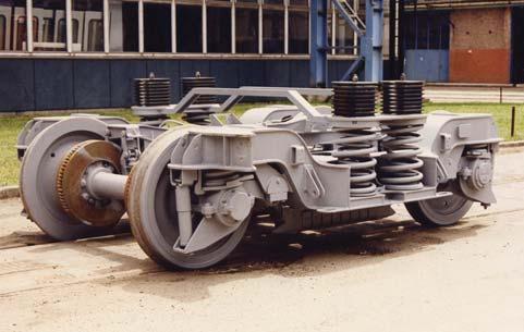 A forgóvázak mechanikus fékezése a keréktestre helyezett féktárcsákon keresztül valósult meg. A vontatómotorokat, illetve a tengelyhajtóműveket az (akkori) ADtranz cég szállította.