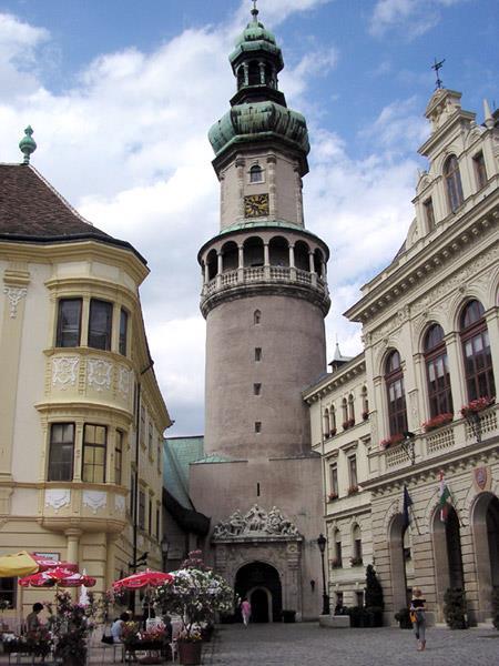 A TŰZTORONY 1240-1340: felépül a mai torony (feltehetően román-kori földszinti résszel és