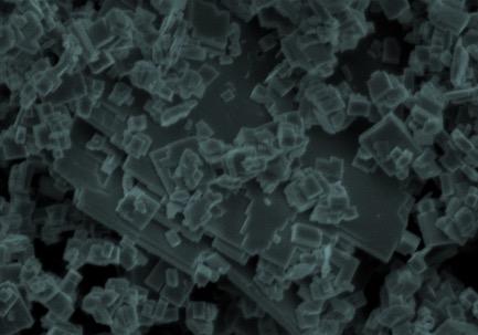ábra: Az STD-ből készült WO 3 kristályok röntgen diffraktogramjai és pásztázó elektronmikroszkóppal készült felvételei T6: A hidrotermális