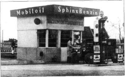 Fiumei Kőolajfinomító Részvénytársaságot 1882-ben bárom bank (Magyar Általános Hitelbank, a bécsi Creditanstalt és a Rotschild Bankház) alapította Karos gázlámpa Győrben.