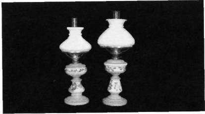 század közepétől egymás után létesülő városi gázgyárakban szénből előállított városigázzal" működtették) Díszes asztali petróleumlámpák.