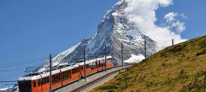 Grimsel hágón, majd a Berni-Alpokon keresztül, a Rhône folyóvölgyét követve érkezünk meg a hegy-és gleccservilág közepén található Tasch-be, ahonnan csak vasúttal közelíthető meg Zermatt.