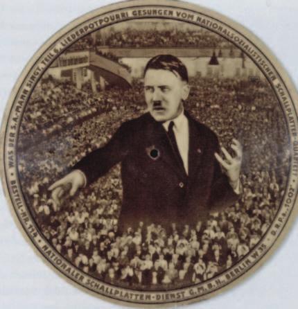 Hitler alapvető politikai és propagandatapasztalatait 1914 előtt szerezte Bécsben, ahol közvetlen közelről figyelte meg a munkásmozgalmi rendezvényeket és a jobboldali, populista demagógokat.