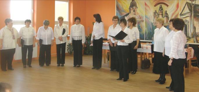 2011 založili pri ňom ženský spevácky zbor PRO MUSICA. Obecný športový klub vedie Viliam Dóša a predsedníčkou ZO Slovenského červeného kríža je Mária Dóšová.