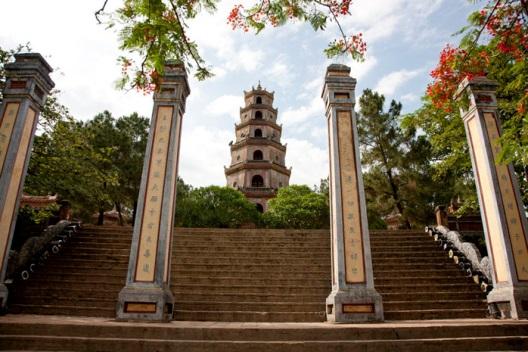 A csónakút végén érünk el a Mennyei Hölgy Pagodához (Thien Mu Pagoda), a mai nap első állomásához. Hue-t császársírok veszik körül, és a leghíresebbet meg is látogatjuk.