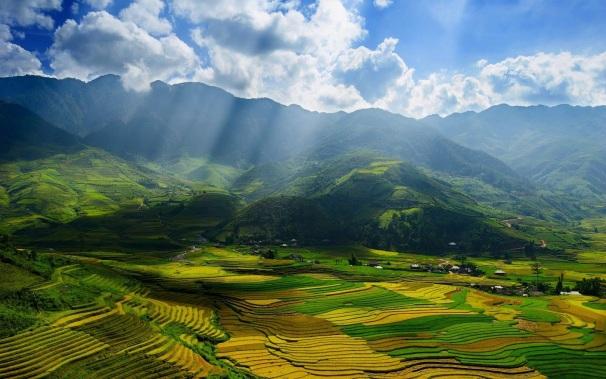 Ninh Binh Trang An: Hanoitól dél-nyugat irányában fekszik. Varázsa abban rejlik, hogy a zöldellő táj hegyekkel és felhőkkel csomagolja körbe magát.