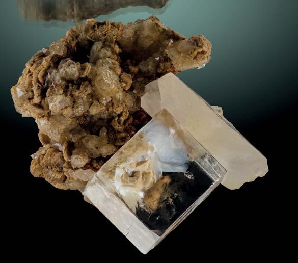 Az ilyen kristály-a-kristályban fluorit neve a fantom fluorit (kezdő oldalpár) Lila fluorit színtelen kalcittal, Shangbao-bánya (Kína), A kristály mérete kb.