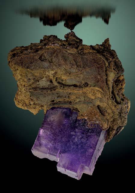 22 23 Az Ojuela-bányából származó lila fluoritoknak csak kis része mutat fluoreszcenciát A hosszúhullámú UV-fényben gyönyörű vöröset, mint a képen is látható, a középhullámú UV-fényben pedig ritkán