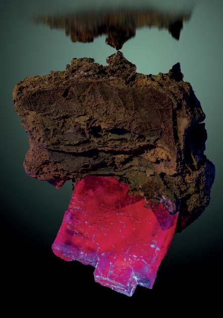A vörös fluoreszcencia okát még nem ismerik pontosan, a kristályokba kis mennyiségben beépülő európium, oxigén és szamárium együttese lehet felelős a jelenségért Ojuela-bánya (Mexikó), mérete 40 x 47