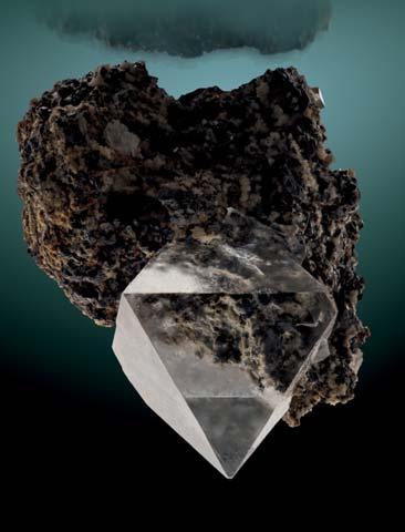 Ha tehát egy fluoritkristály kikerül az őt befogadó kőzetből, a mechanikai hatásokra könnyen aprózódik, és el is kopik.