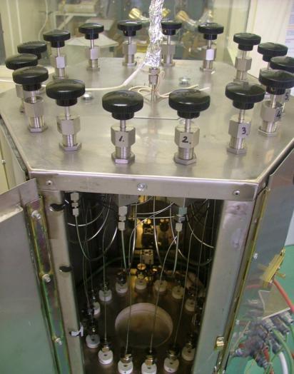 4. Kísérleti módszerek Az alkalmazott módszerek közül a legfontosabb a nagyáteresztő kísérleti technika, amelyhez egy saját fejlesztésű inert 16-csatornás reaktort használtam (2. ábra).