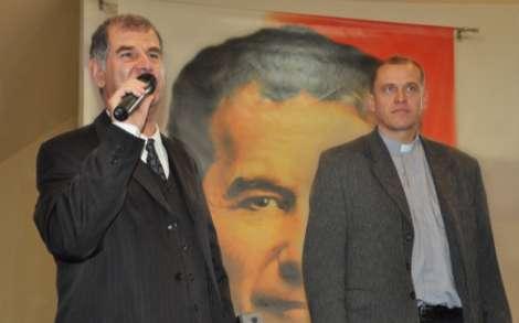 A konferencia témájának ötletét az adta, hogy a Szalézi Szent Ferenc Társasága rendfőnöke, Don Pascual Chávez Villanueva A szaléziak együtt járnak a romákkal jelmondatot választotta a 2010-es év