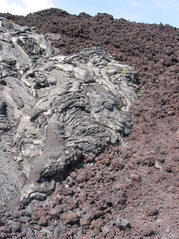Vulkanizmus: lávatípusok Kis SiO 2 -tartalmú, kis viszkozitású lávák (bazaltos összetétel) pahoehoe (kötélláva) aa
