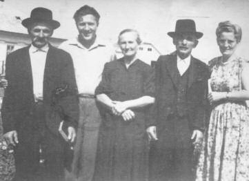 100 Gecse annabella 1. kép. A tanító úrék falusiak körében az 1940-es években, Baracán. Balról jobbra: Gecse istván Zoltán, Trelaj Géza, cs. koós istvánné Gecse regina, cs.