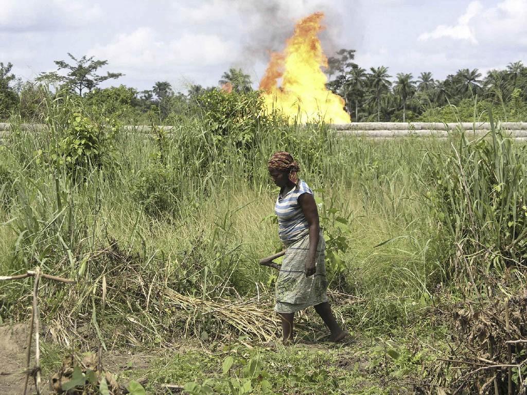 Nigéria: vállalati túlkapások évtizedei Halászok 8 éve küzdenek a Shell-lel szemben mert az olajkiömlések elszennyezik a tavakat.