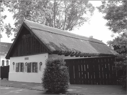 Pamätníky slovenských osídlencov stoja na mnohých miestach v Maďarsku, napr.................................................................. Celoštátna slovenská samospráva v Maďarsku každoročne v hlavnom meste v.