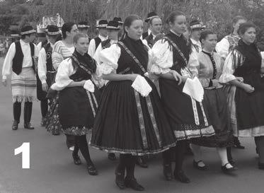 Vo všedné dni deti nosili: A) bielu