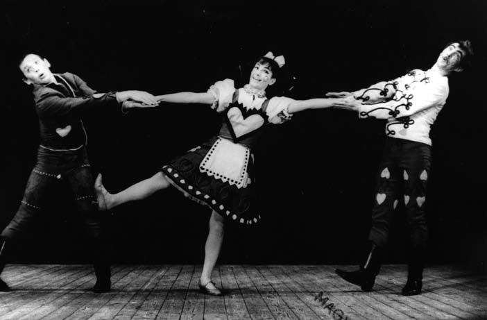 Bábtáncoltató Koreográfus: Szabó Iván Honvéd Együttes A MÁSODIK KOREOGRÁFUS NEMZEDÉK Az ötvenes évek második felétől a korszerűség első hullámai elérték a táncművészetet is, és a hetvenes évek