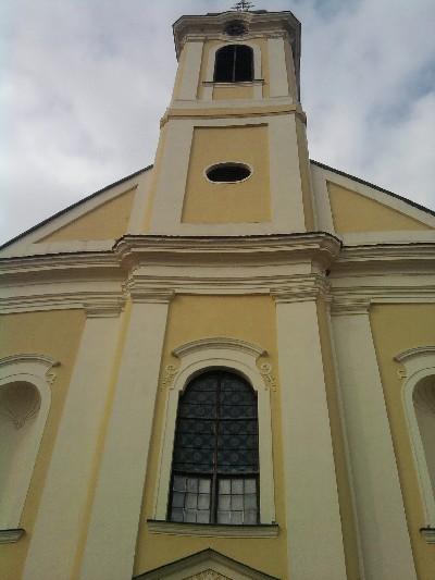 Nova község mai templomának története Mária Teréziának azzal az intézkedésével vette kezdetét, amellyel 1776/77-ben a besztercebányai, rozsnyói, szepesi, székesfehérvári és szombathelyi egyházmegyék