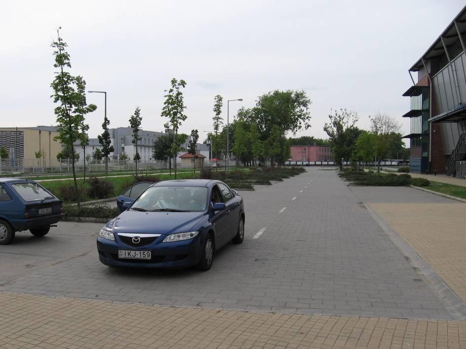 Megközelíthetőségi szabályozás és parkolás menedzsment vizsgálata Debrecen belvárosában 80 A Főnix Csarnok parkolójának déli, a tömegközlekedési megállókhoz közeli része A jelenlegi tömegközlekedési