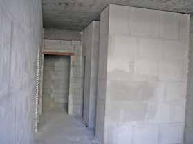 A rugalmas csatlakozás érdekében minden esetben a csatlakozó falakra és aljzatra fal szélességű bitumenes filc csíkot kell ragasztani ALBA COLL ragasztógipsz felhasználásával.