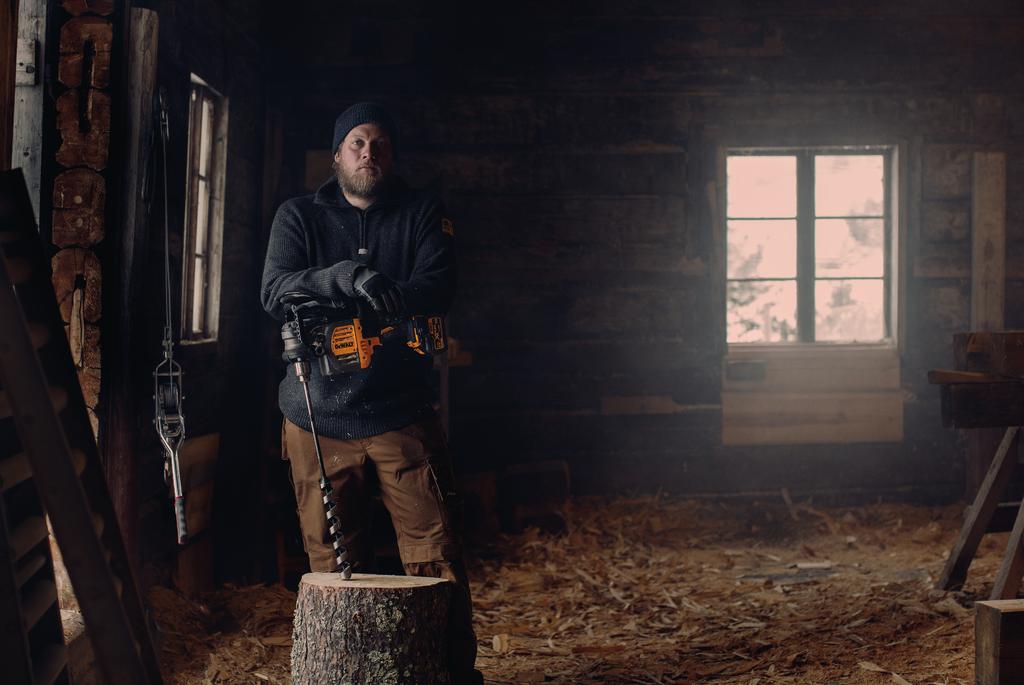 GARANTÁLTAN MEGBÍZHATÓ. ISAK STÅLENHAG GARANTÁLTAN MEGBÍZHATÓ. Isak nem 9-től 5-ig dolgozik. 9 órára már husky kutyáival tesz meg hosszú mérföldeket a sűrű erdőben, és előkészíti napi munkaterületét.