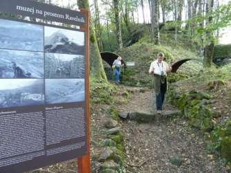 Ravelnik szabadtéri múzeum - Az osztrák magyar hadsereg első védővonala Bovec térségében Bovec (Flitsch) olasz megszállása után az osztrák magyar hadsereg 1915 augusztusában az első védővonalát a