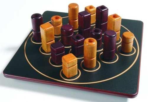 Quarto A quarto egy táblás stratégiai játék, két személy játssza. Blaise Müller (született 1948-ban) svájci matematikus találta ki. A játék kezdéskor a tábla üres.