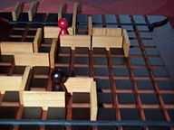 Quoridor Absztrakt stratégiai táblás játék 2, esetleg 4 személy részére. A játékos célja, hogy bábuját elsőként juttassa el a túloldalra, ellenfelét pedig megakadályozza ugyanebben.