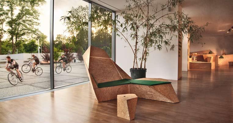 Részben a favelák inspirálják Tomek OSB-bõl készített beltéri bútorait, amellyel számos galériát, közösségi teret és fesztivált berendezett, helyszínre szabott formákkal.