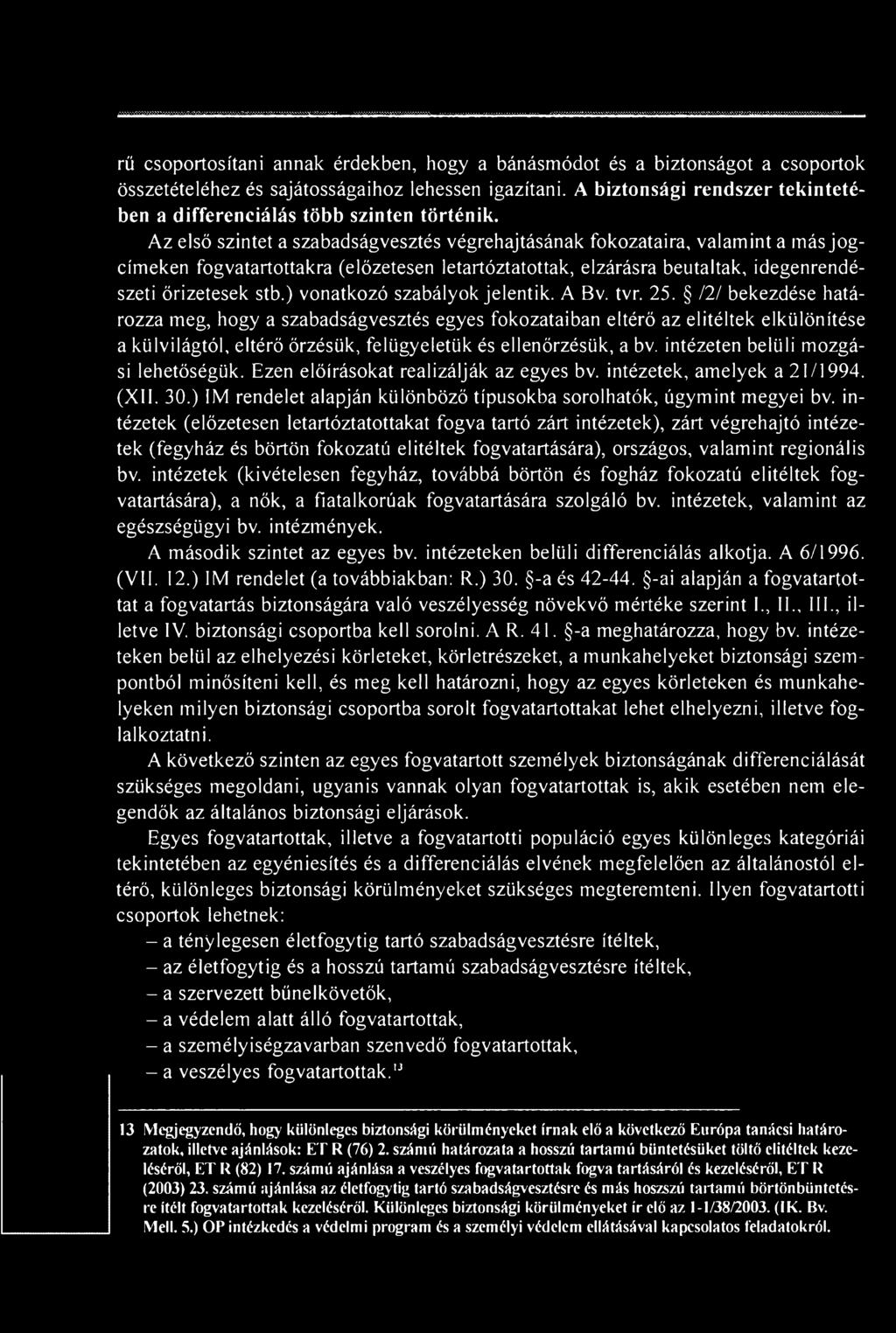 121 bekezdése határozza meg, hogy a szabadságvesztés egyes fokozataiban eltérő az elitéltek elkülönítése a külvilágtól, eltérő őrzésük, felügyeletük és ellenőrzésük, a bv.