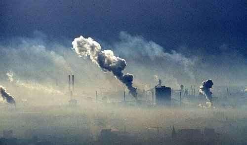 Az üvegházhatás okozói főleg a CO2, CH4, vízgőz, dinitrogén-oxid, halogéntartalmú szénhidrogének.
