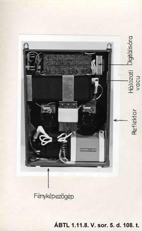 4. ábra: A III/V-2. Osztály beosztottja által tervezett digitális faliórának álcázott optikai eszköz.