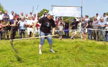 AKTUALNO Še o košnji v Selu Člani selanskega pevskega društva so bili organizatorji srednjeevropskega tekmovanja v košnji s koso, ki se ga je udeležilo 51 koscev in kosic iz petih držav.
