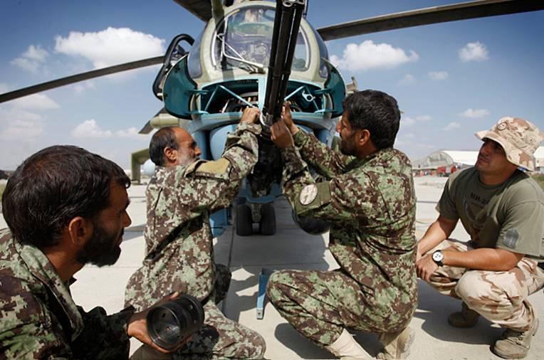 repülés utáni ellenőrzéseket. A már kiképzett afgán állomány az MH 86. Szolnok Helikopter Bázis repülő-műszaki mentorainak felügyeletével hajtja végre feladatait. (3. ábra) 3.