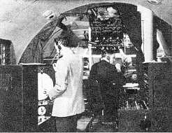 A kabin általános kialakítású volt, így megtalálhatóak voltak benne mindazon repülési műszerek, melyeket az akkori légijárművekbe beépítettek 6. A szimulátort ezen tulajdonságai tették elismerté.
