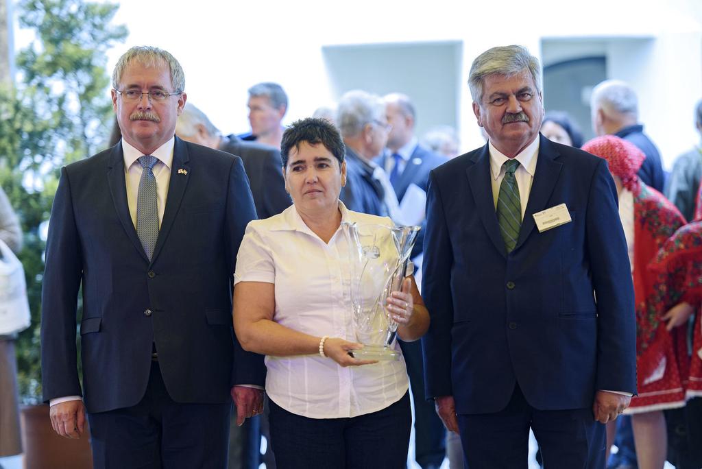 A Magyar Állattenyésztők Szövetsége tenyésztői nagydíját az Abaúji Papp Charolais Kft. tagja, Papp Sándorné vette át A Magyar Állattenyésztők Szövetsége tenyésztői nagydíját a 2017.