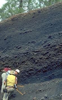 jellemzői: 2-300 m-es kráter, 1(2) km-es