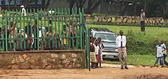 Meglepetésemre Kalonji elnök hívására a gyermekek nemcsak jöttek, hanem egyenesen rohantak ötvennél többen, talán százan is, néhányan viseletes ruhában és mezítláb, de mindannyian gyönyörű mosollyal