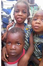 Egy gyűlés alkalmával, melyen 2000 utolsó napi szent vett részt a Kongói Demokratikus Köztársaságban (fent), több tucat kíváncsi gyermek gyűlt össze a gyűlés helyszínét körülvevő kerítés túloldalán